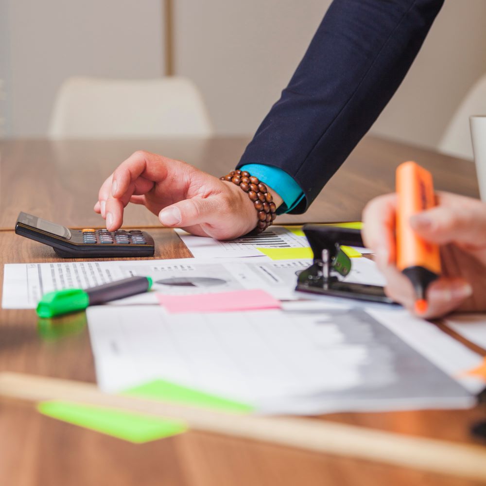 people-standing-leaning-desk-working1